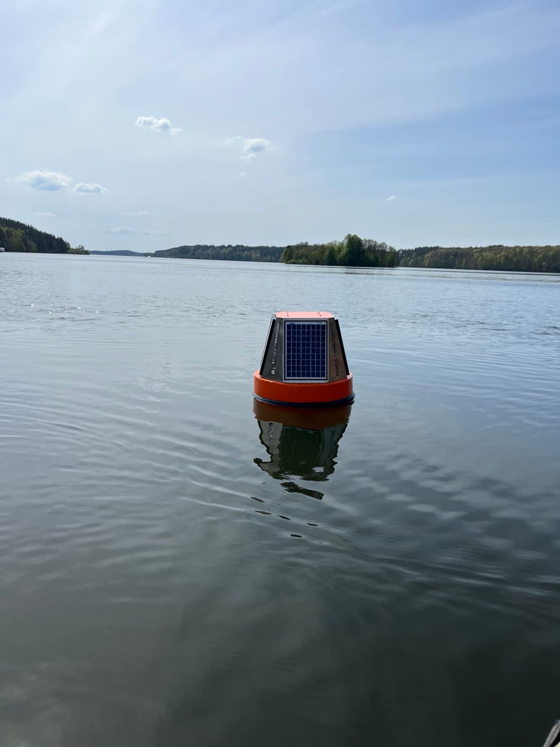 Boja w terenie: jednostka pomiarowa na otwartej wodzie.