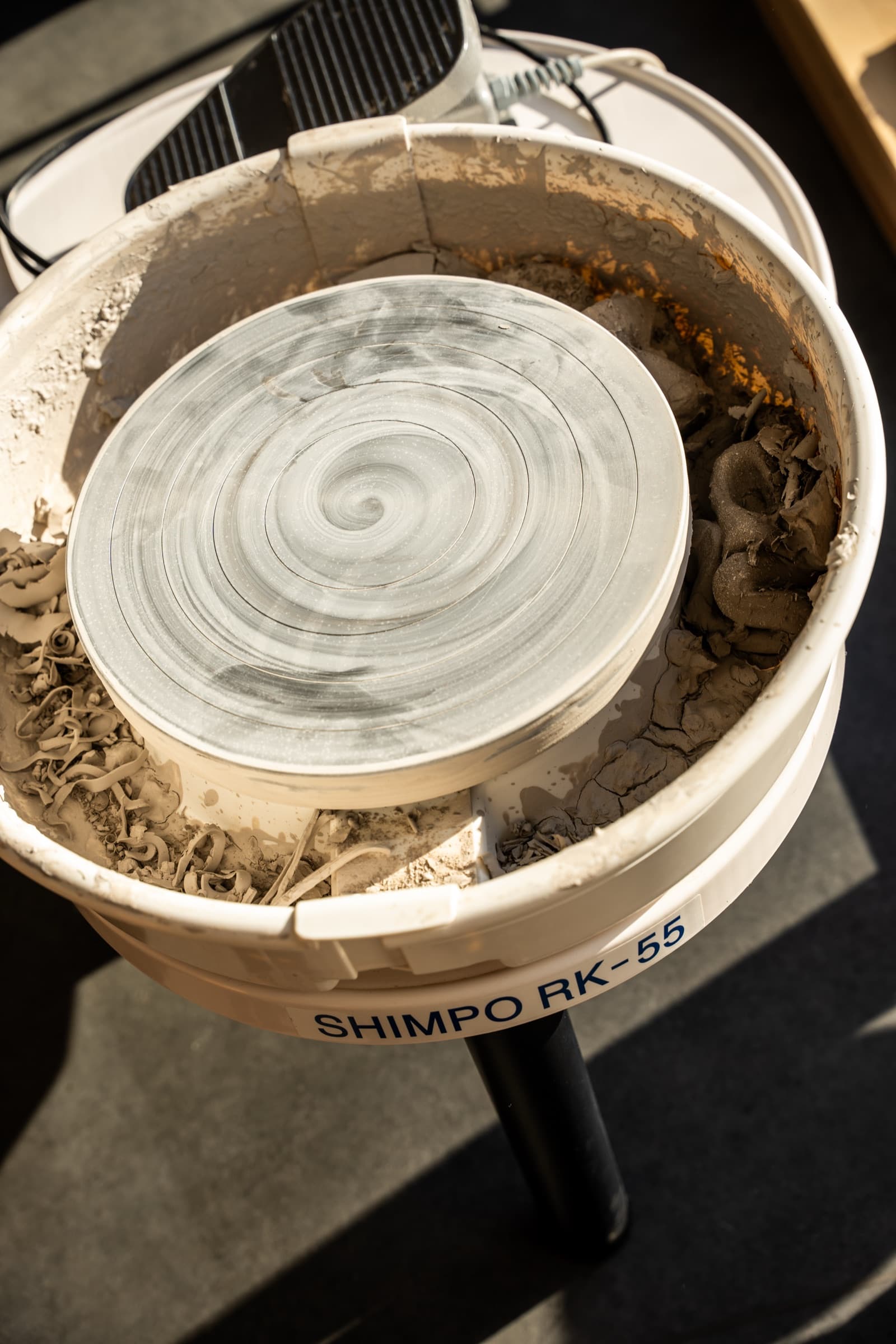 Gotowe biale klosze i naczynia ceramiczne na polkach w cieplym swietle