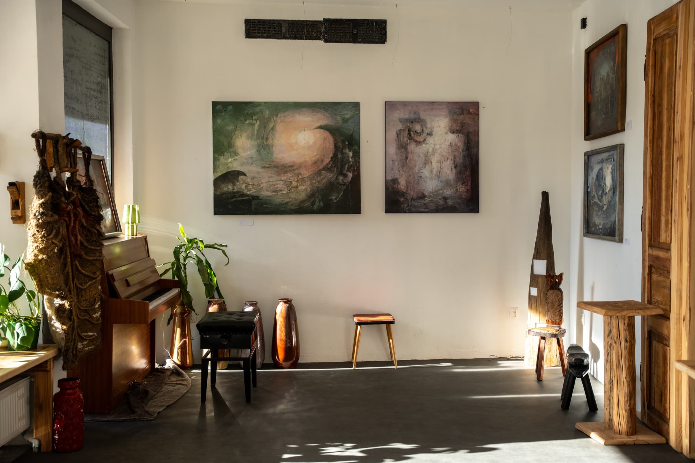 Sala galeryjna w Domu Sztuki Zar z obrazami i cieplym swiatlem